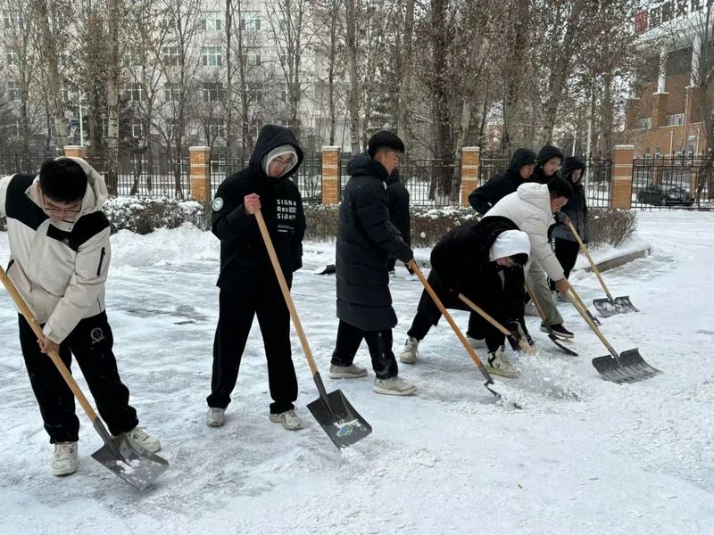 人工智能产业学院组织开展扫雪除...